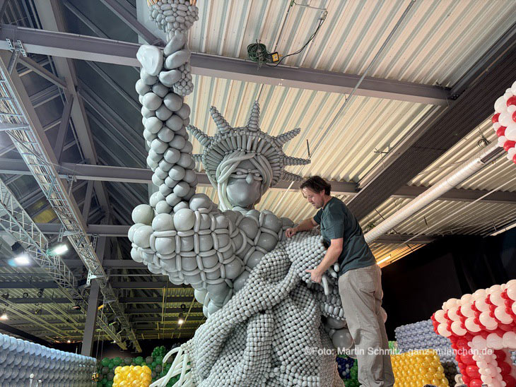 Luftballonwelten im Pineapple Park beim Aufbau (&copy;Foto: Martin Schmitz) 